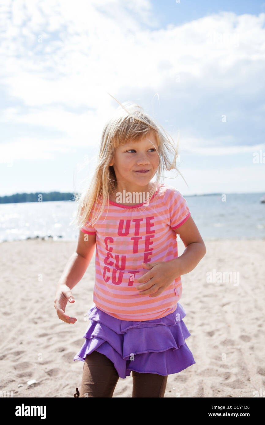 Niedliche fröhliches junges Mädchen, die Spaß am Strand im Sommer Stockfoto