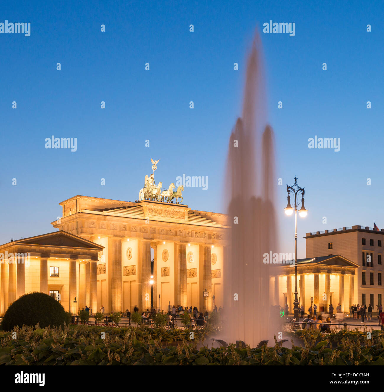 Nachtansicht des Brandenburger Tors in Berlin Deutschland Stockfoto