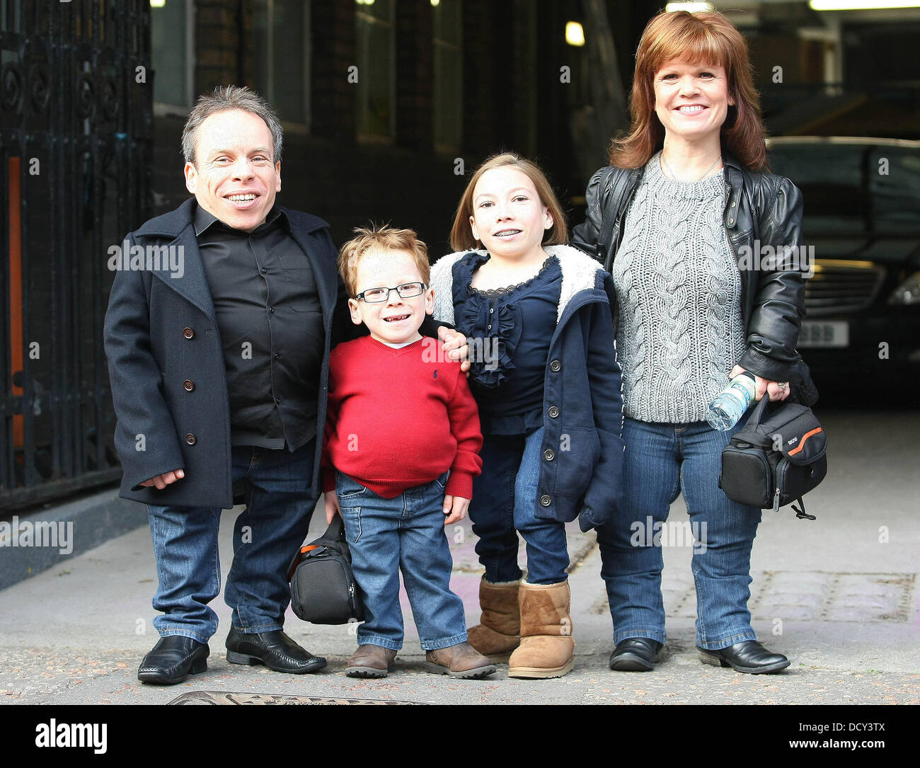 Warwick Davis mit seiner Frau Samantha und Kinder Annabel und Harrison in den ITV Studios London, England - 09.01.12 Stockfoto