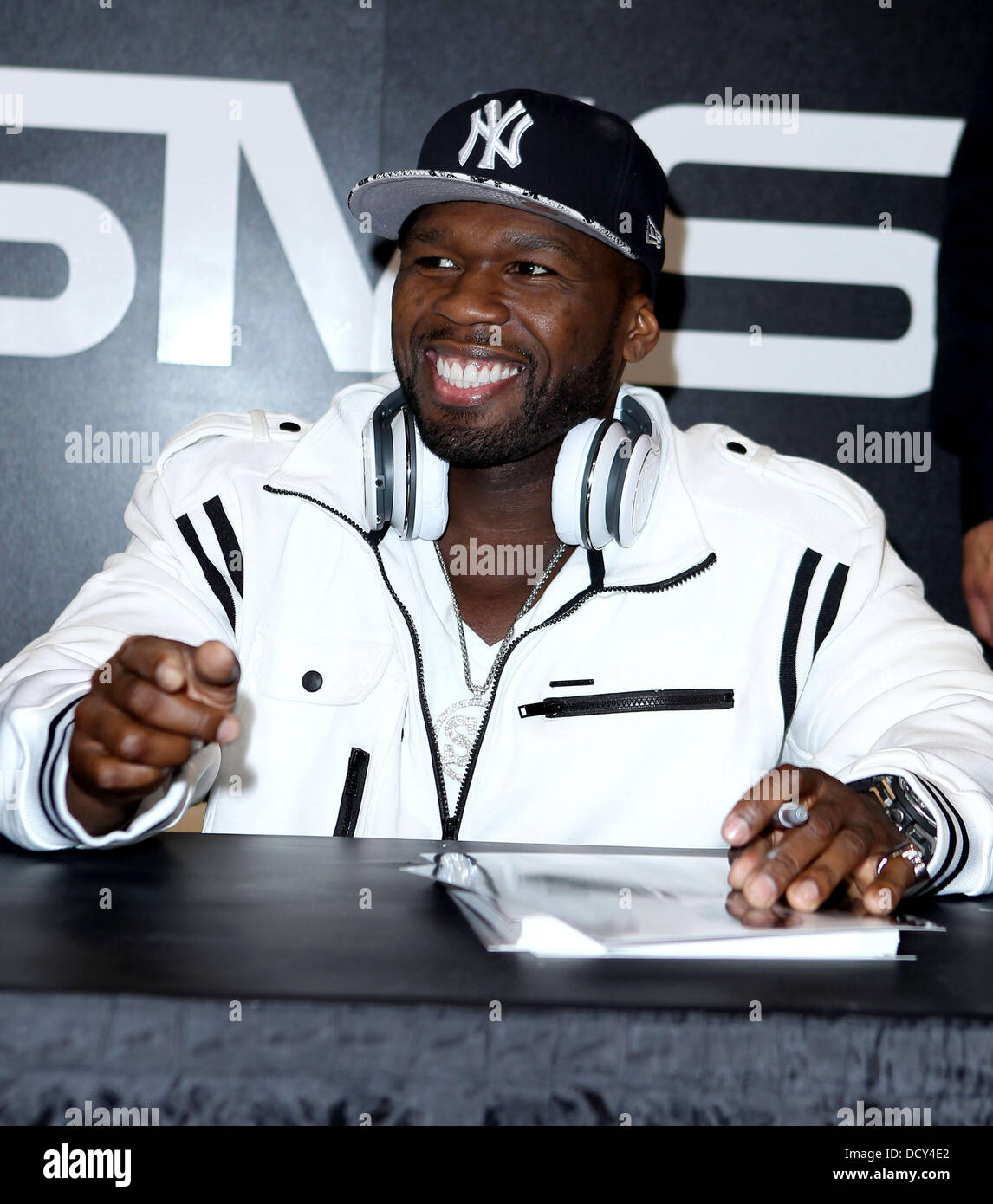 50 Cent (richtiger Name Curtis Jackson) erscheint auf dem 'SMS' Audio-stand auf der 2012 International CES in Las Vegas Convention Center Las Vegas, Nevada - 10.01.12 Stockfoto