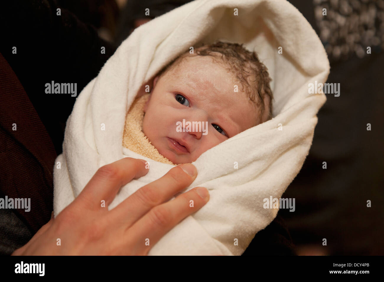 Mutter neugeborenes Mädchen betrachten; Edmonton, Alberta, Kanada Stockfoto