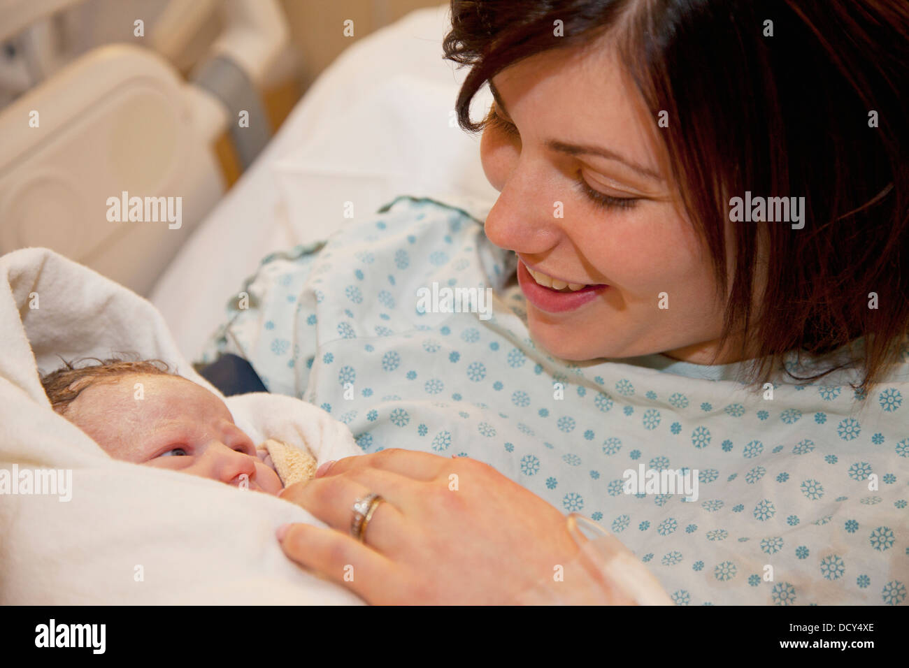 Mutter Holding Newborn Baby Tochter; Edmonton, Alberta, Kanada Stockfoto