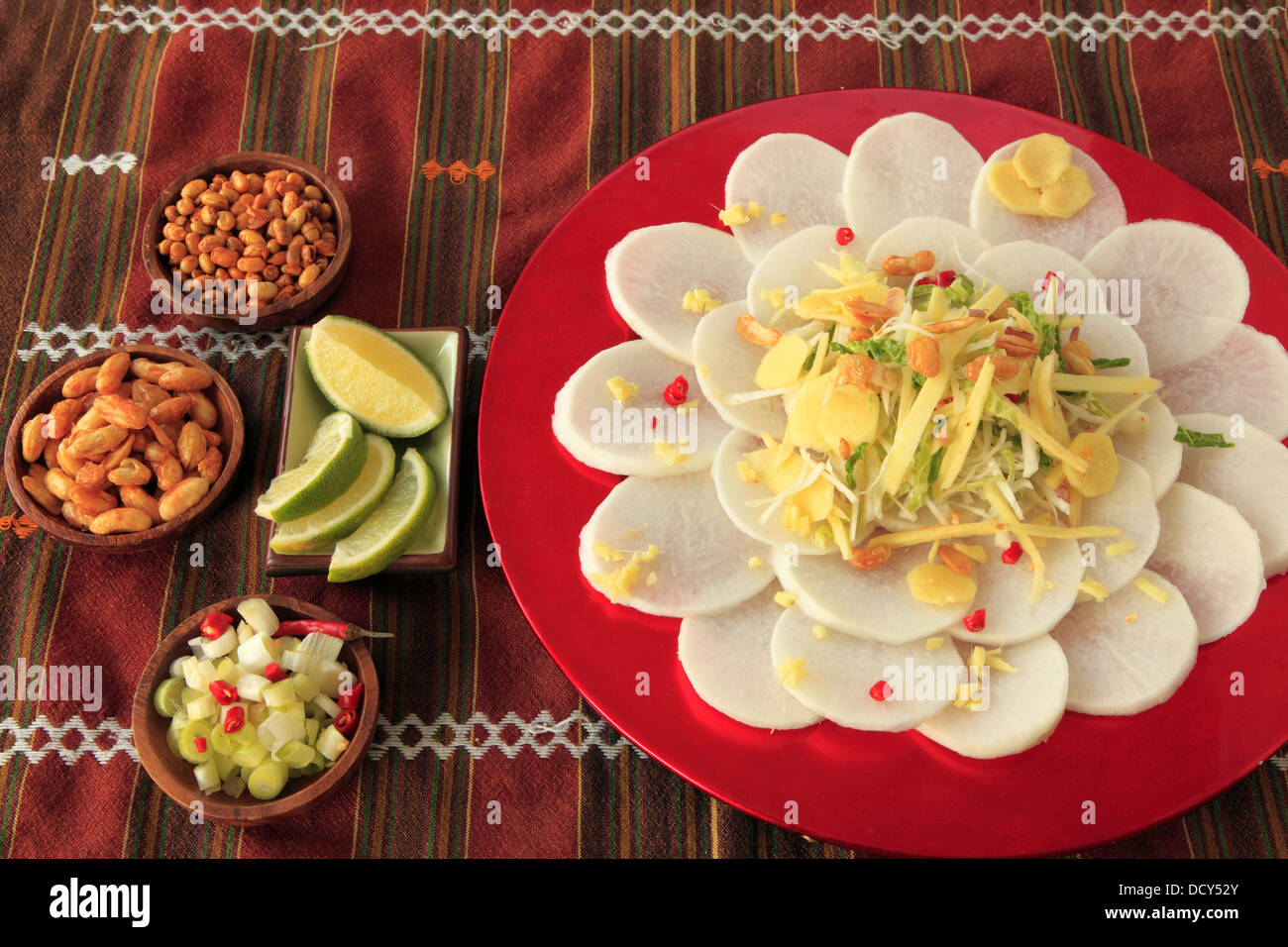 Burmesische Ingwer Rettich Salat mit Beilagen Stockfoto