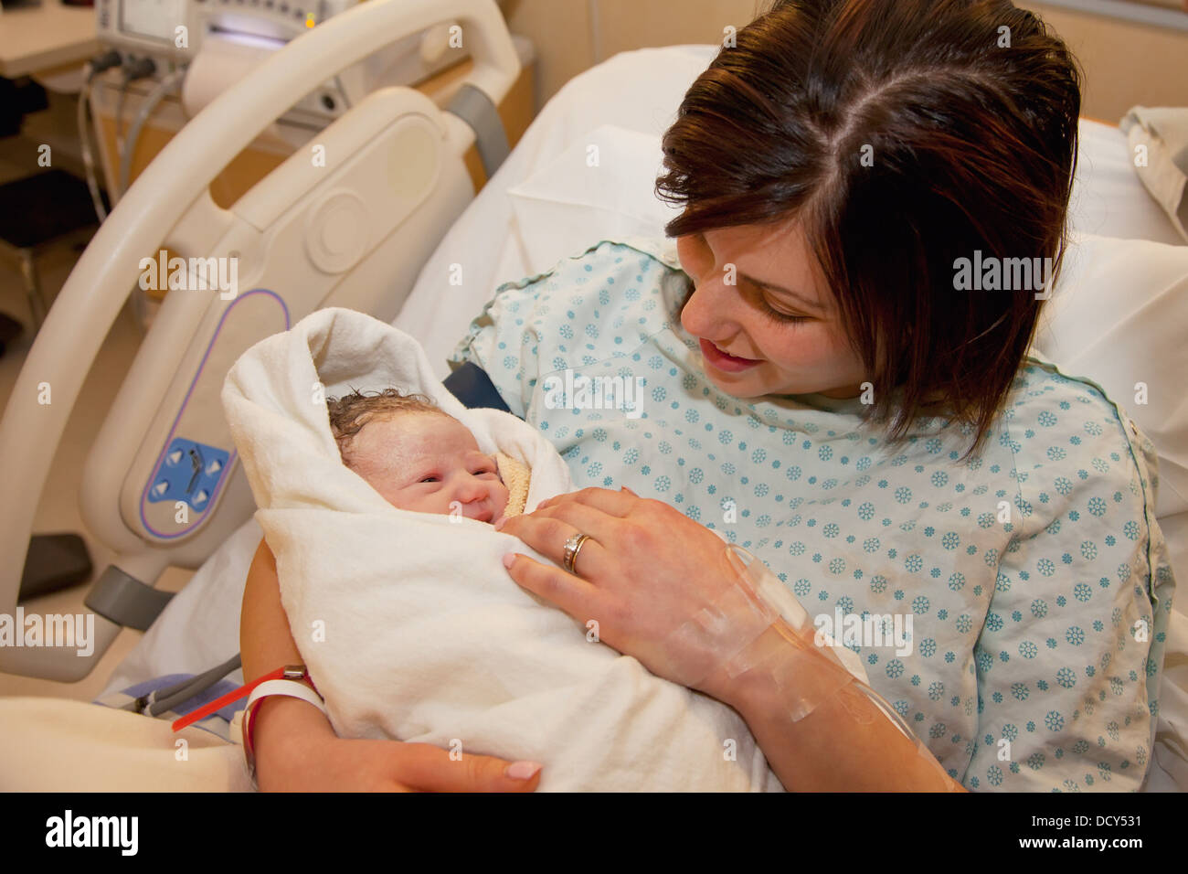 Mutter Holding Newborn Baby Tochter Stockfoto