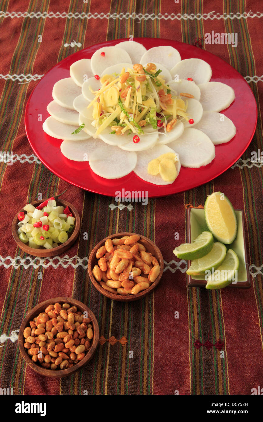 Burmesische Ingwer Rettich Salat mit Beilagen Stockfoto
