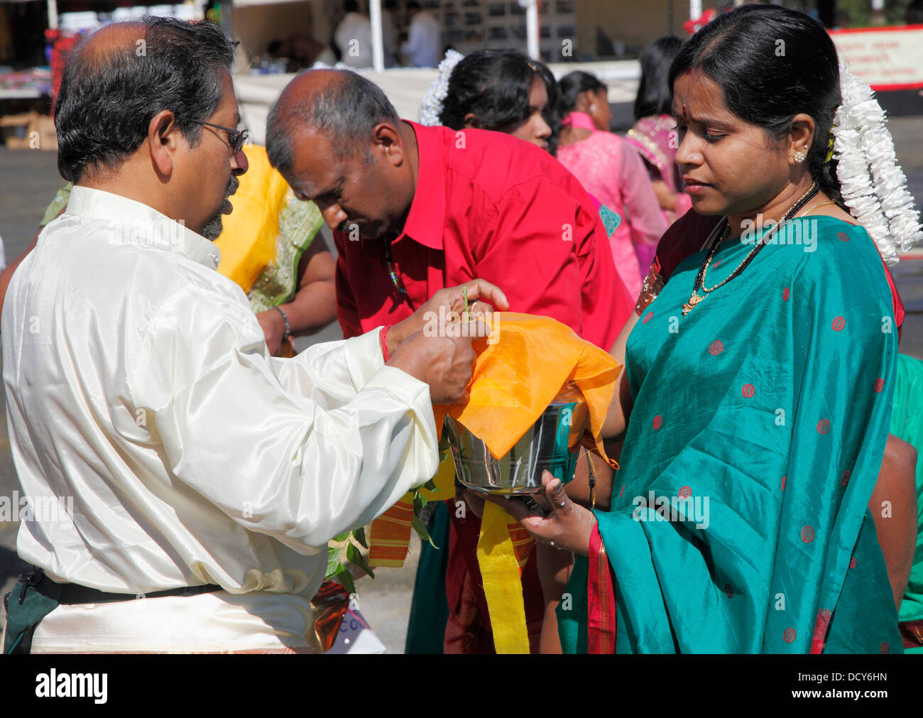 Hinduistische Thaipusam Festival, Menschen, Milchtopf, Angebot, Montreal, Kanada, Stockfoto