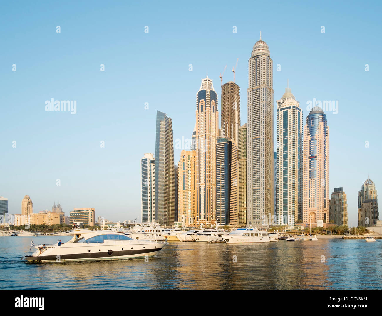 Skyline von Wolkenkratzern im Hafengebiet in New Dubai mit Prinzessinnenturm Welt das höchste Wohnanlage in Vereinigte Arabische Emirate Stockfoto