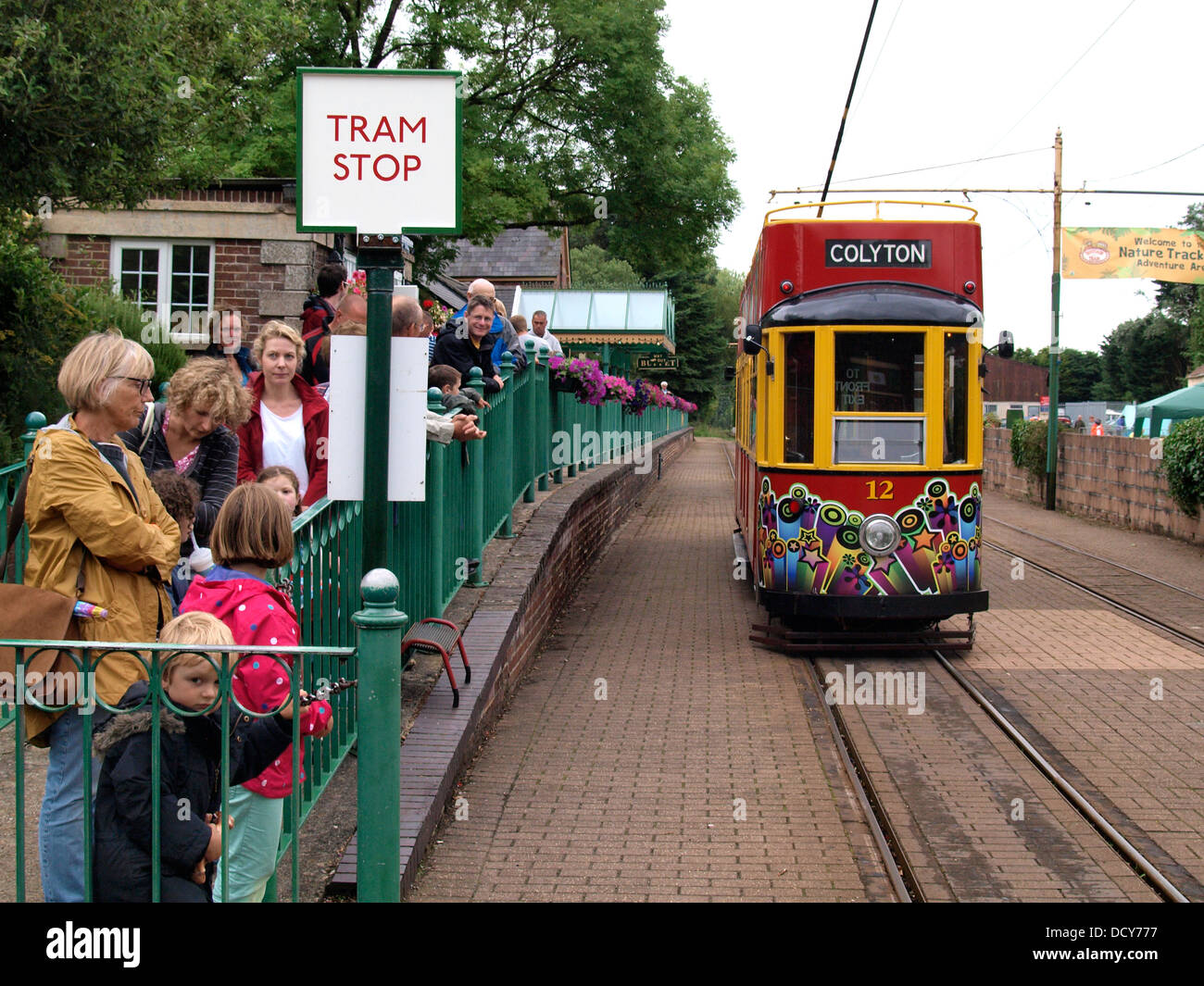 Schlange von Menschen an der Straßenbahn-Haltestelle Colyton warten auf die Straßenbahn von Seaton, Devon, UK 2013 kommen Stockfoto