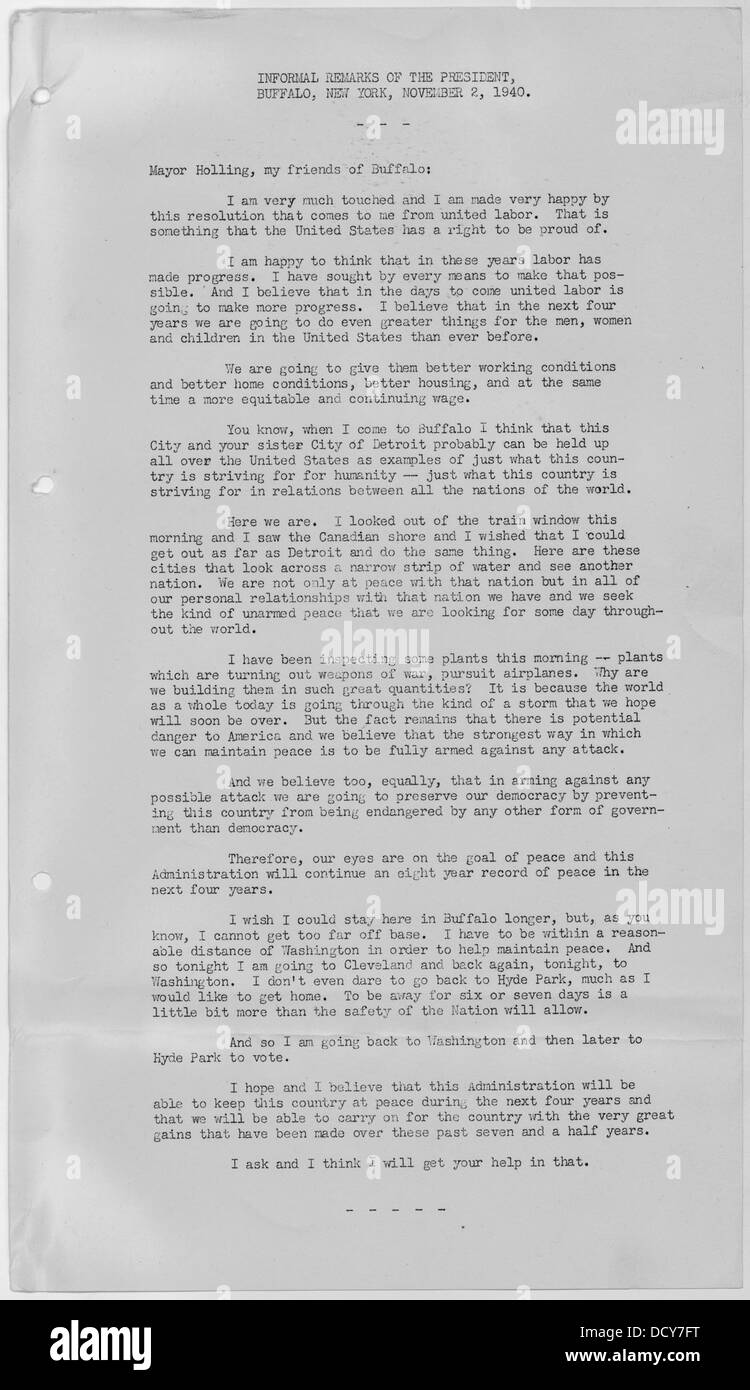 In Buffalo, New York, findet eine informelle Veranstaltung statt, bei der Bemerkungen gemacht werden, die möglicherweise politische oder soziale Angelegenheiten betreffen. Die Einstellung scheint beiläufig zu sein, wobei der Schwerpunkt auf Kommunikation liegt. Stockfoto