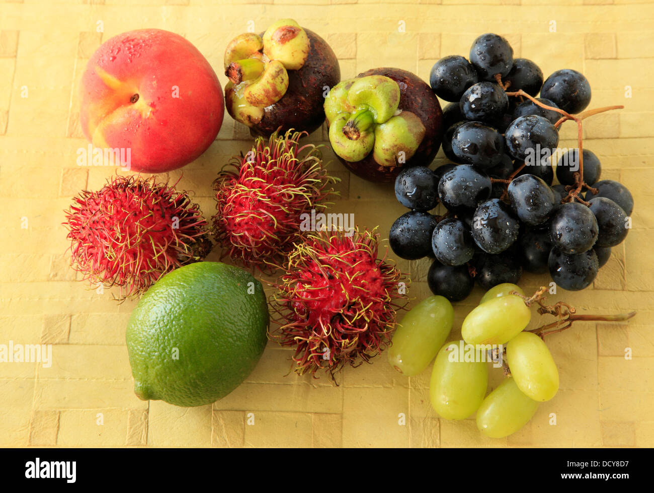 Vielzahl von Frucht Display, Pfirsich, Trauben, Rambutan, Mangostan, Kalk, Stockfoto