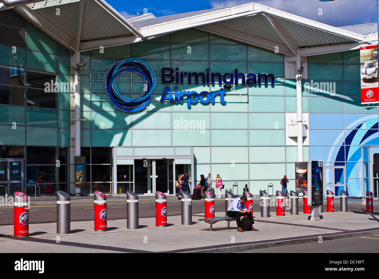 Birmingham Flughafenterminal mit Zeichen Stockfoto