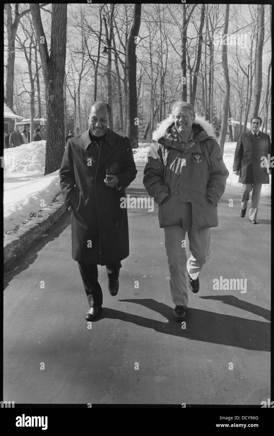Präsident Jimmy Carter und ägyptischer Präsident Anwar Sadat gehen zusammen im Camp David. Dieser Moment ereignete sich während der Friedensverhandlungen, die zu den Abkommen von Camp David führten, einem bedeutenden Meilenstein in der Friedensgeschichte des Nahen Ostens. Stockfoto