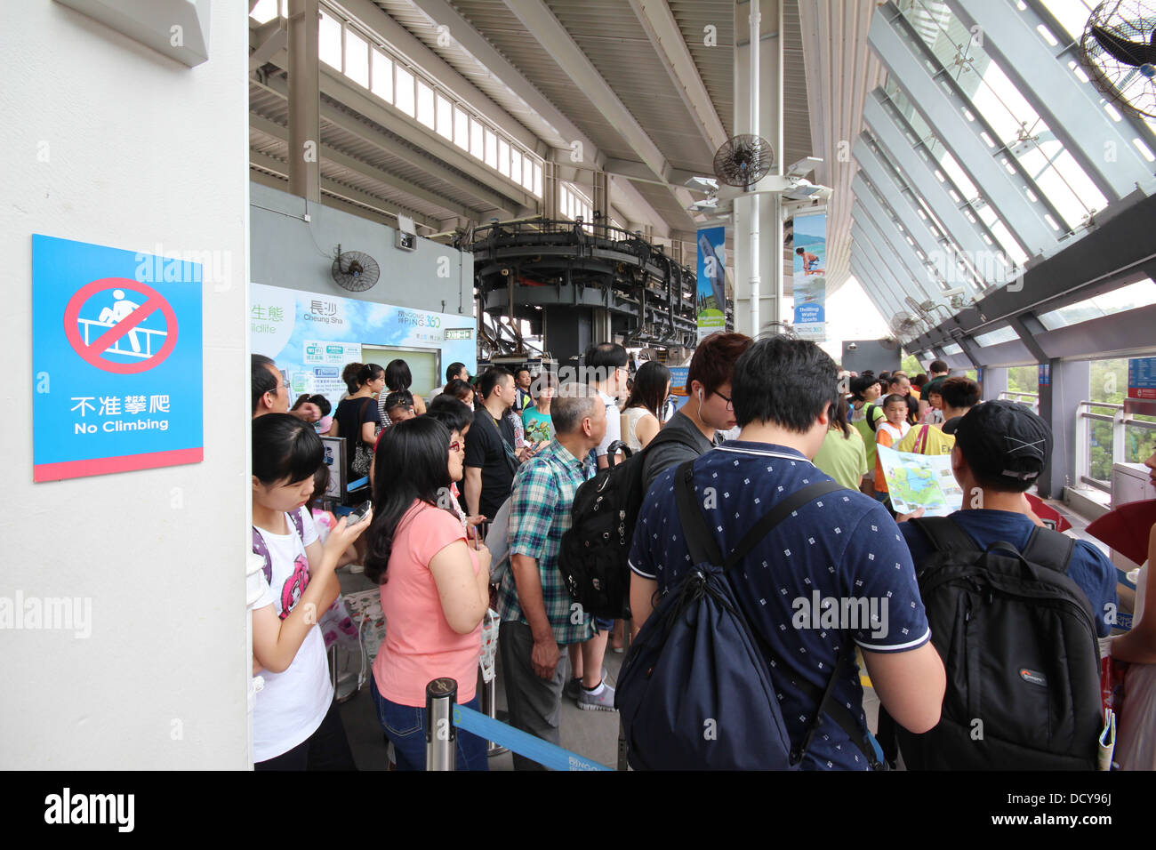 Warteschlange für die Seilbahn in Ngong Ping 360, Lantau Island, Hong Kong, China Stockfoto