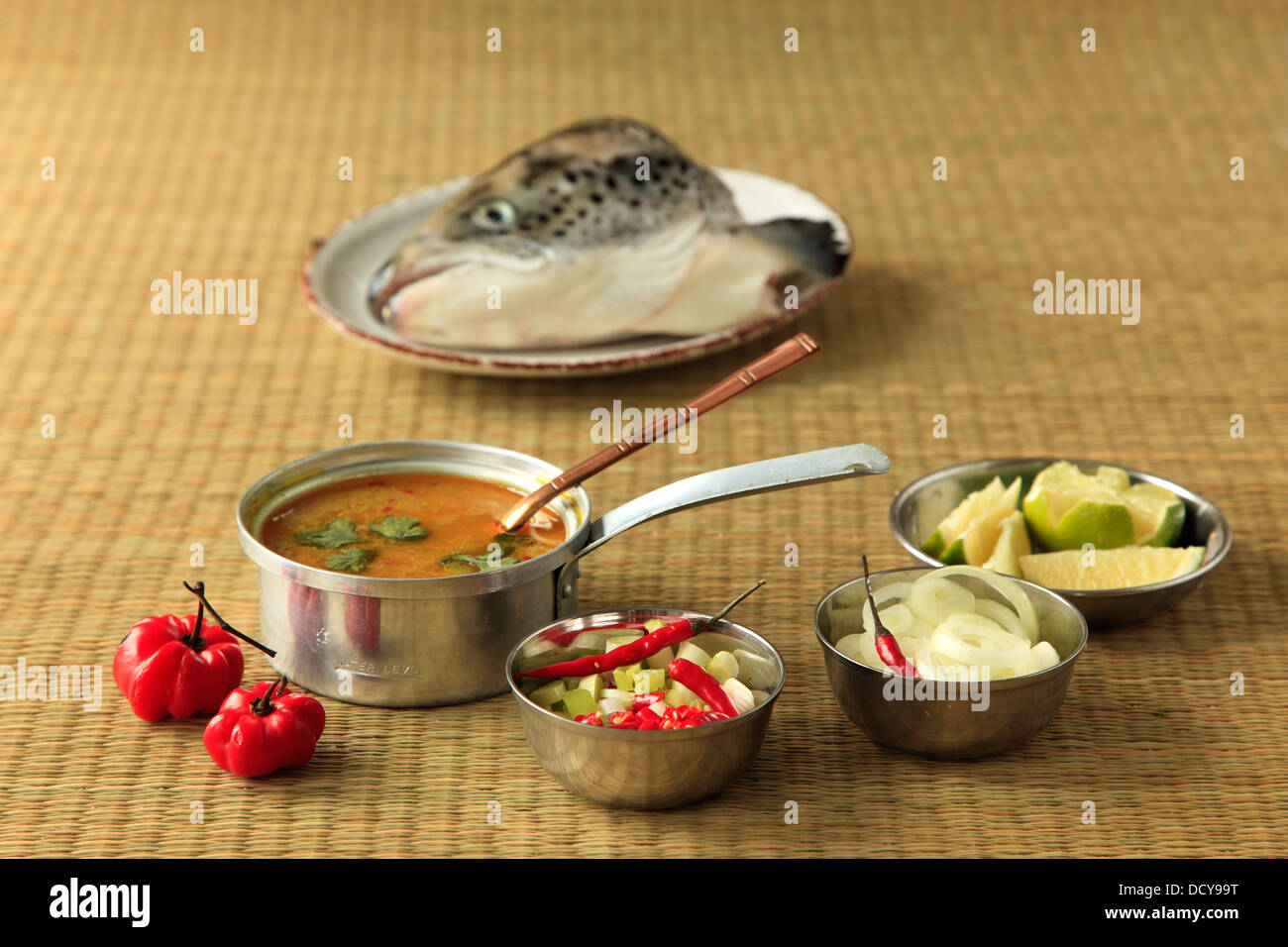Burmesische Fischsuppe mit Beilagen Stockfoto