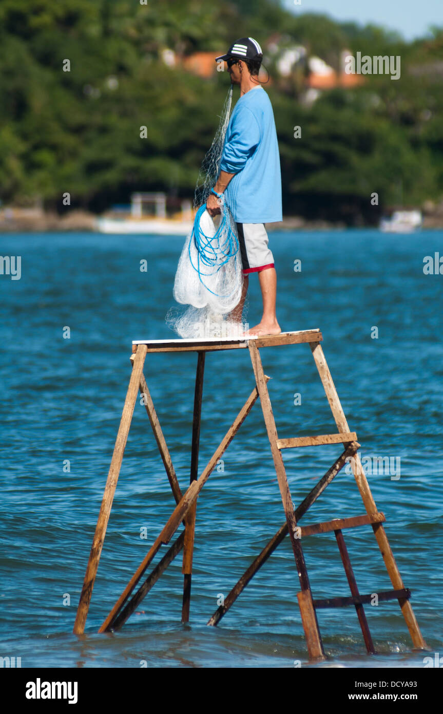 lokale Fischer bei Matinhos, Bundesstaat Parana, Brasilien, mit Schornstein/Casting Netze und hölzernen Turm nahe Meer zum Angeln Stockfoto