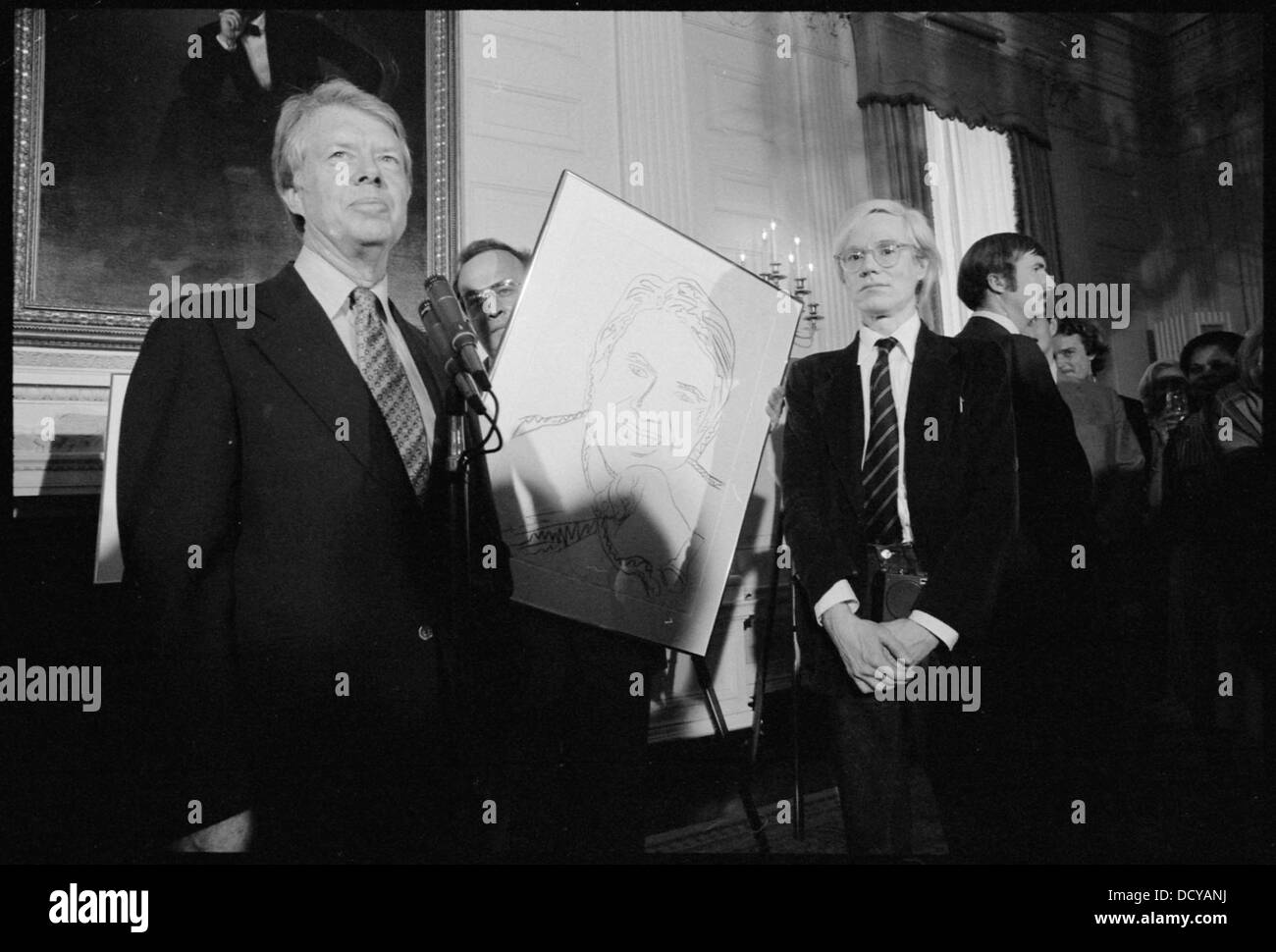 Dieses Foto zeigt Präsident Jimmy Carter mit dem Künstler Andy Warhol bei einem Empfang der ersten Portfolio-Künstler am 14. Juni 1977. Es stellt einen kulturellen Moment in Kunst und Politik während Carters Präsidentschaft dar. Stockfoto