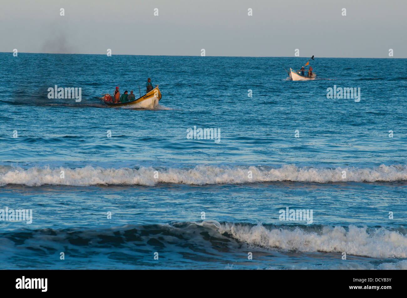 Traditionellen Fischern kommen zurück vom Meer in Matinhos Stadt, Parana Zustand Küste, Süd-Brasilien. Stockfoto