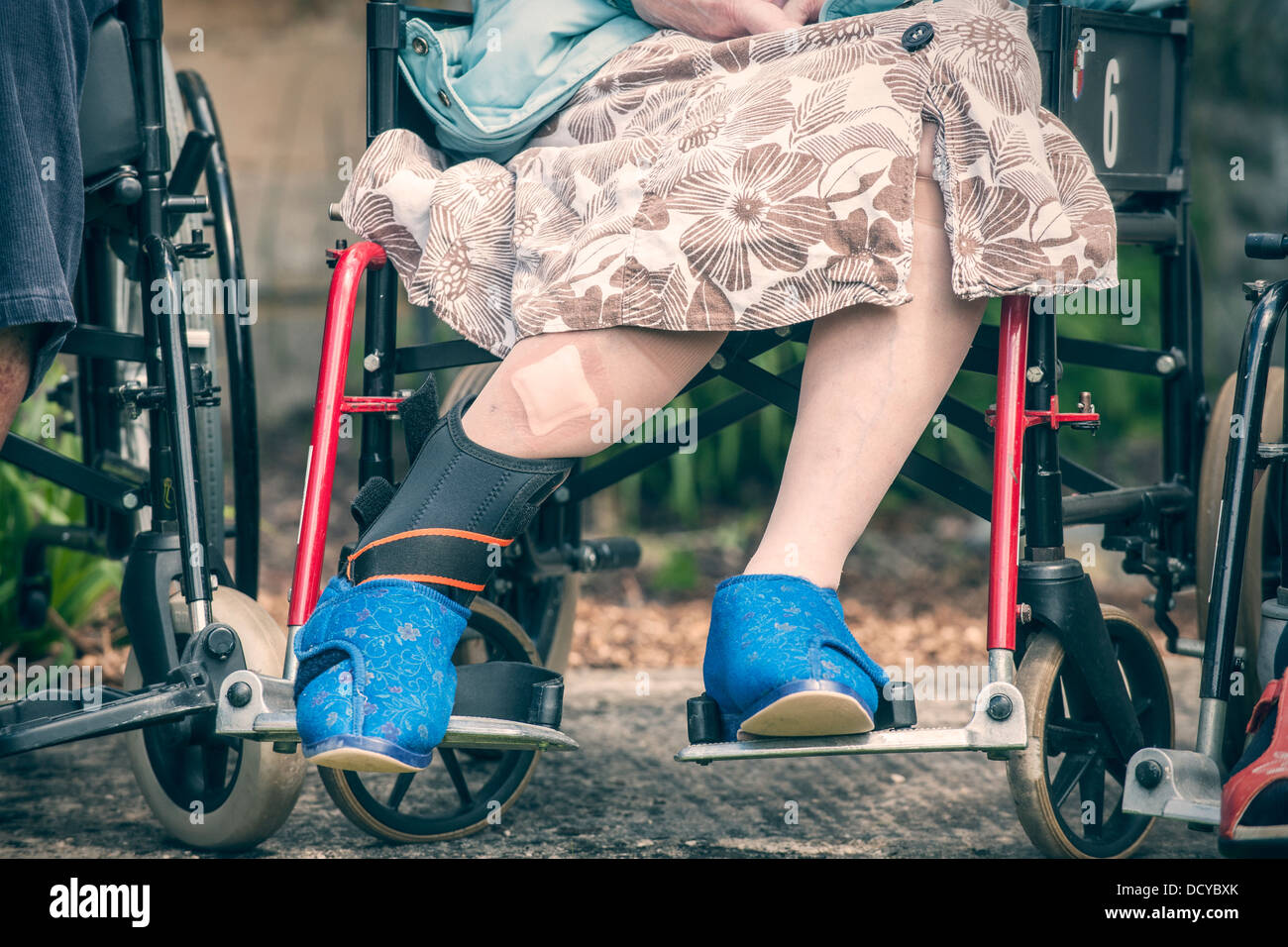 Leitende Personen Beinen im Rollstuhl Stockfoto