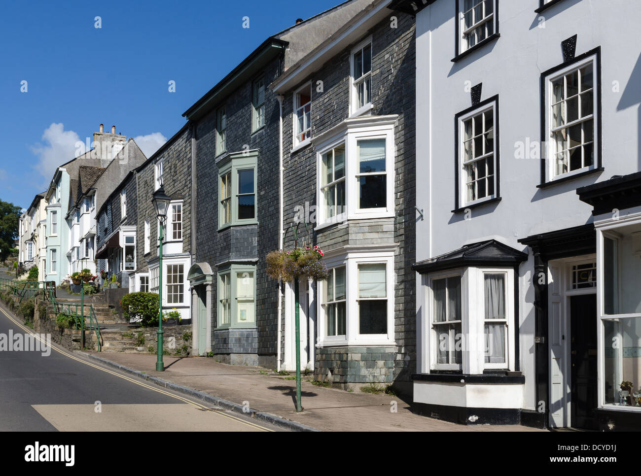 Läden und Häuser auf der Church Street, Modbury, Devon Stockfoto