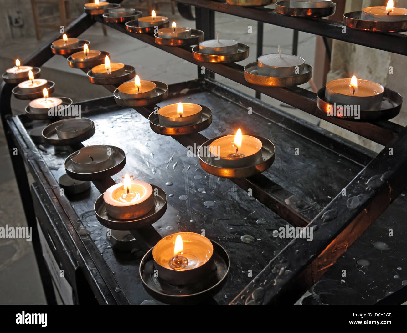 Miniatur Votiv Kerzen in einer Kapelle Stockfoto