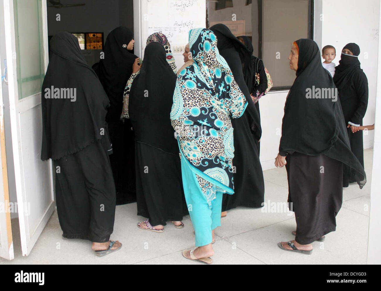 Wähler stimmen ihre in einem Wahllokal während Nachwahl für NA-254 Korangi Bereich in Karachi auf Donnerstag, 22. August 2013. Polling für die 41 nationalen und provinziellen Versammlung Sitze in den vier Provinzen und Islamabad bei der Nachwahl auf 17:00 geschlossen und der Auszählung der Stimmen war im Gange. Stockfoto