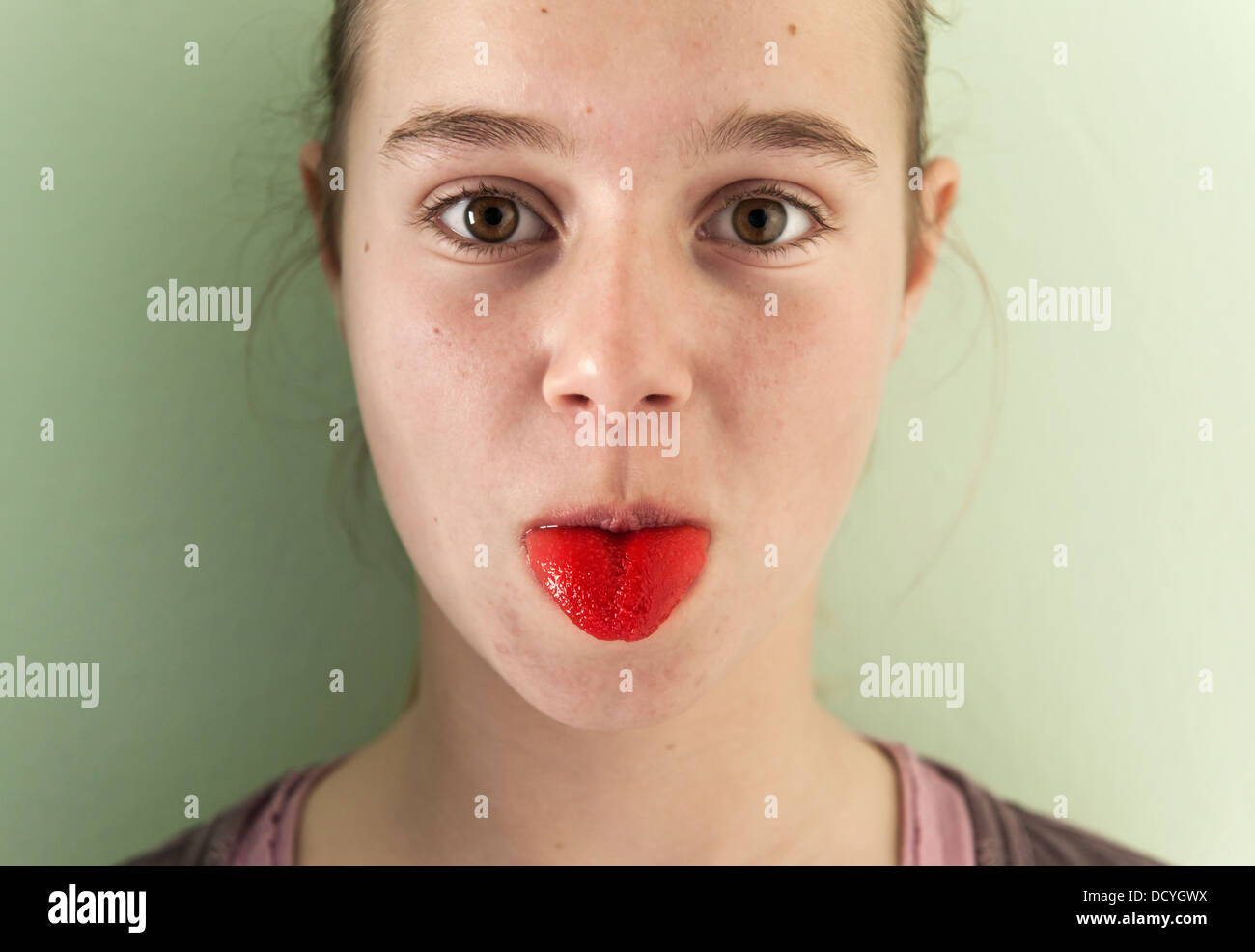 Porträt eines Mädchens ihre helle rote Zunge Stockfoto