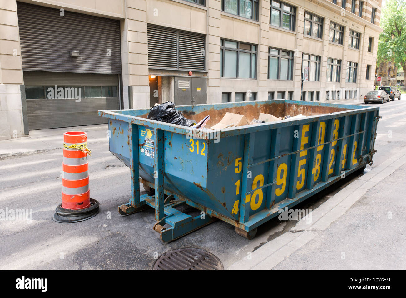 Müllcontainer auf der Straße, Montreal, Provinz Quebec, Kanada. Stockfoto