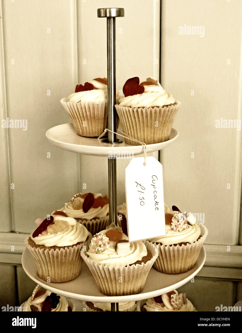 Cupcakes stand, mit Schale Kuchen zum Verkauf Anzeige, einem Pfund, 50 Pence £ 1,50 - süße Leckereien Stockfoto