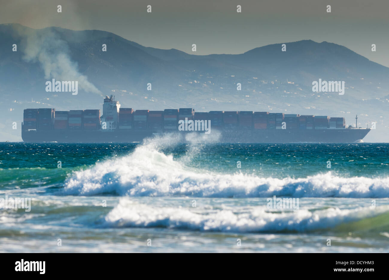 Frachter auf der Straße von Gibraltar; Tarifa, Cadiz, Spanien Stockfoto