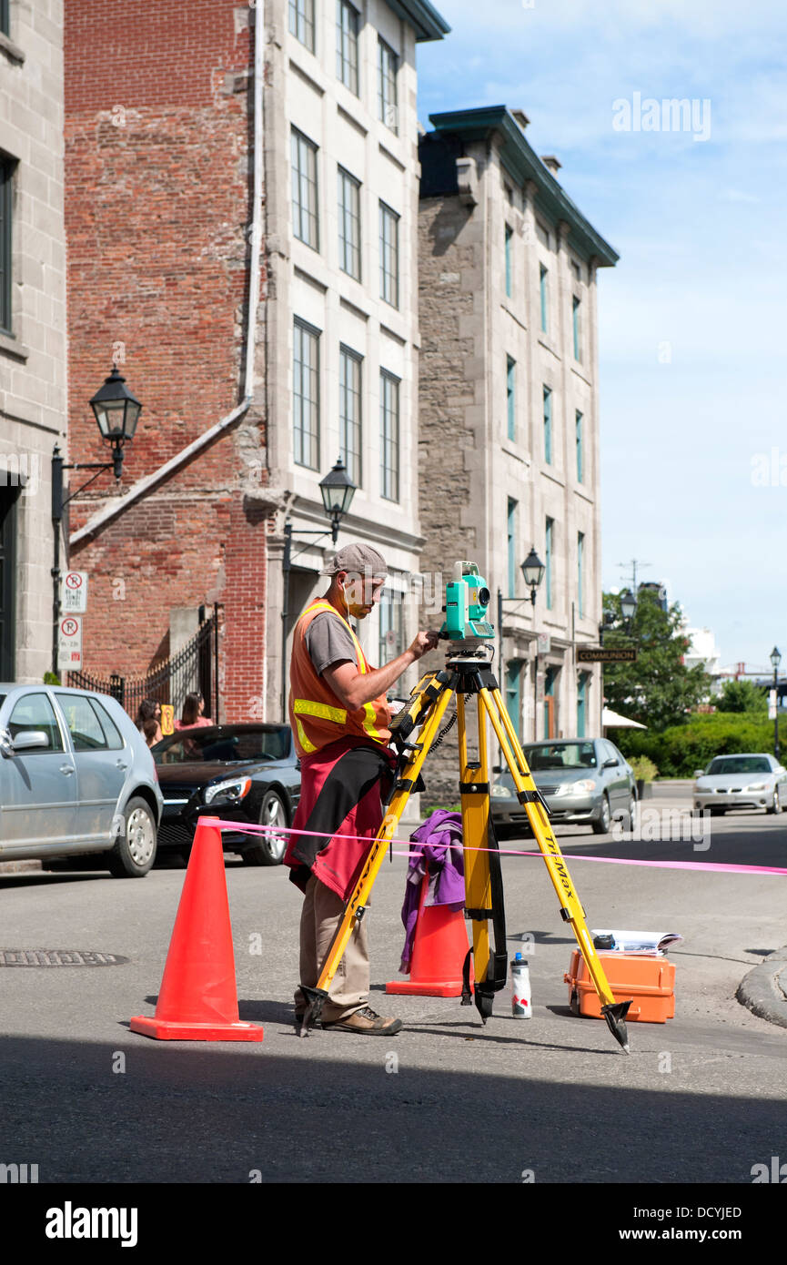 Landvermesser am Arbeitsplatz in Old Montreal, Kanada. Stockfoto