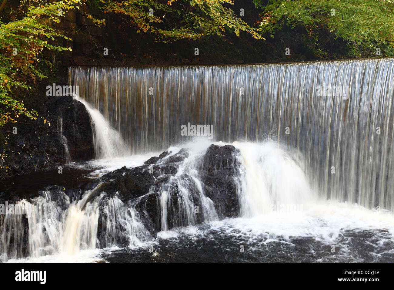 Wasserfall auf den Fluß Calder bei Lochwinnoch, Renfrewshire, Schottland, UK Stockfoto