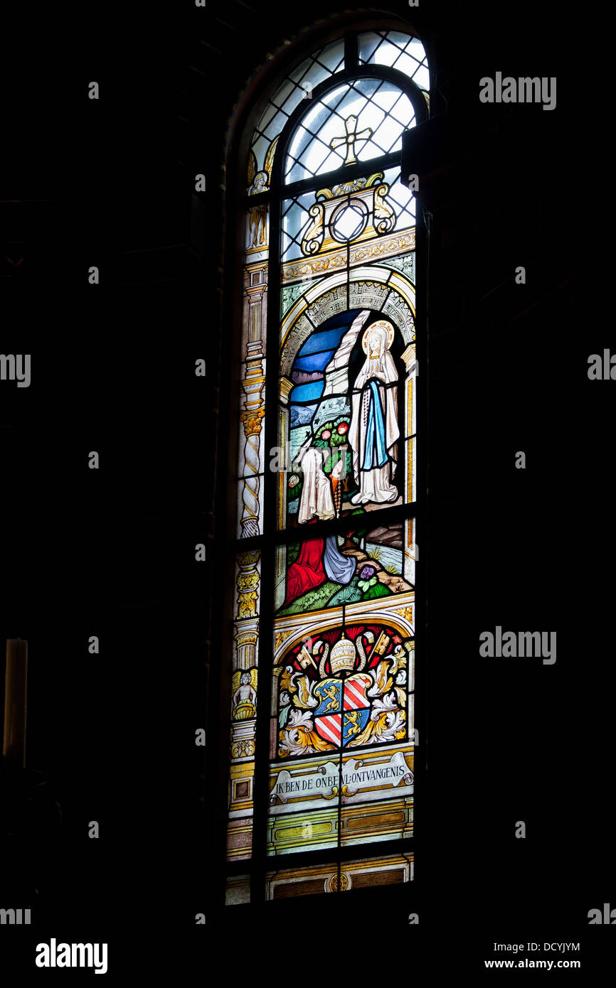 Glasfenster im Saint Nicholas Church (Niederländisch: Sint Nicolaaskerk) in Amsterdam, Holland, Niederlande. Stockfoto
