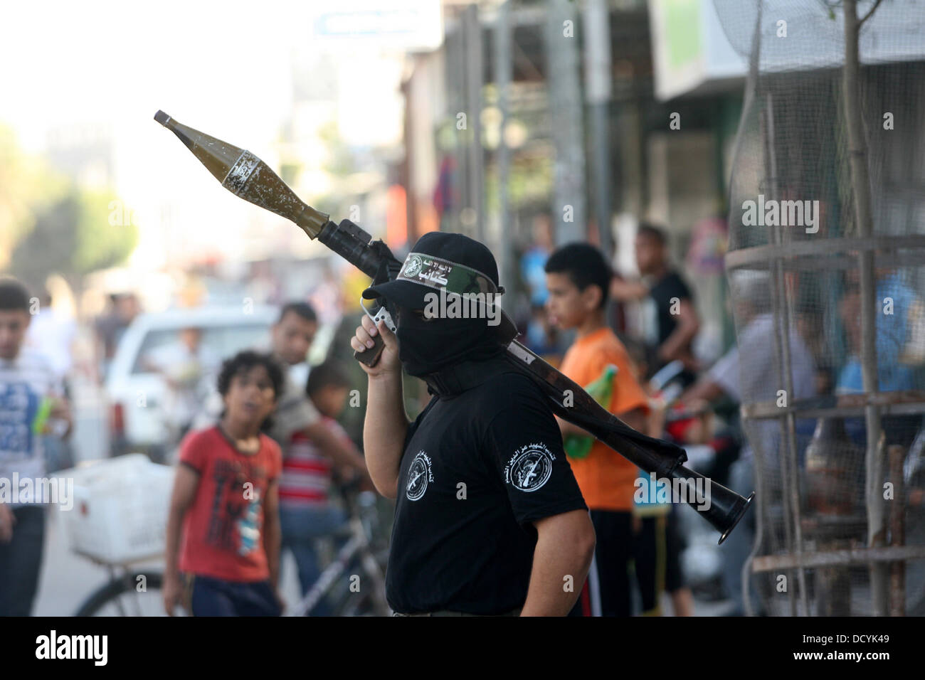 Rafah, Gaza-Streifen, Palästinensische Gebiete. 22. August 2013. Ezz al-Din al-Qassam militante palästinensische Mitglied steht Wache während einer Kundgebung für den palästinensischen Salafisten aus Protest gegen was sie sagen, sind die jüngsten Massaker gegen syrische und ägyptische Volk und gegen Syriens Präsident Bashar al-Assad und Ägyptens Armeechef General Abdel Fattah al-Sisi, in Rafah im südlichen Gazastreifen 22. August 2013 begangene © Eyad Al Baba/APA Images/ZUMAPRESS.com/Alamy Live News Stockfoto