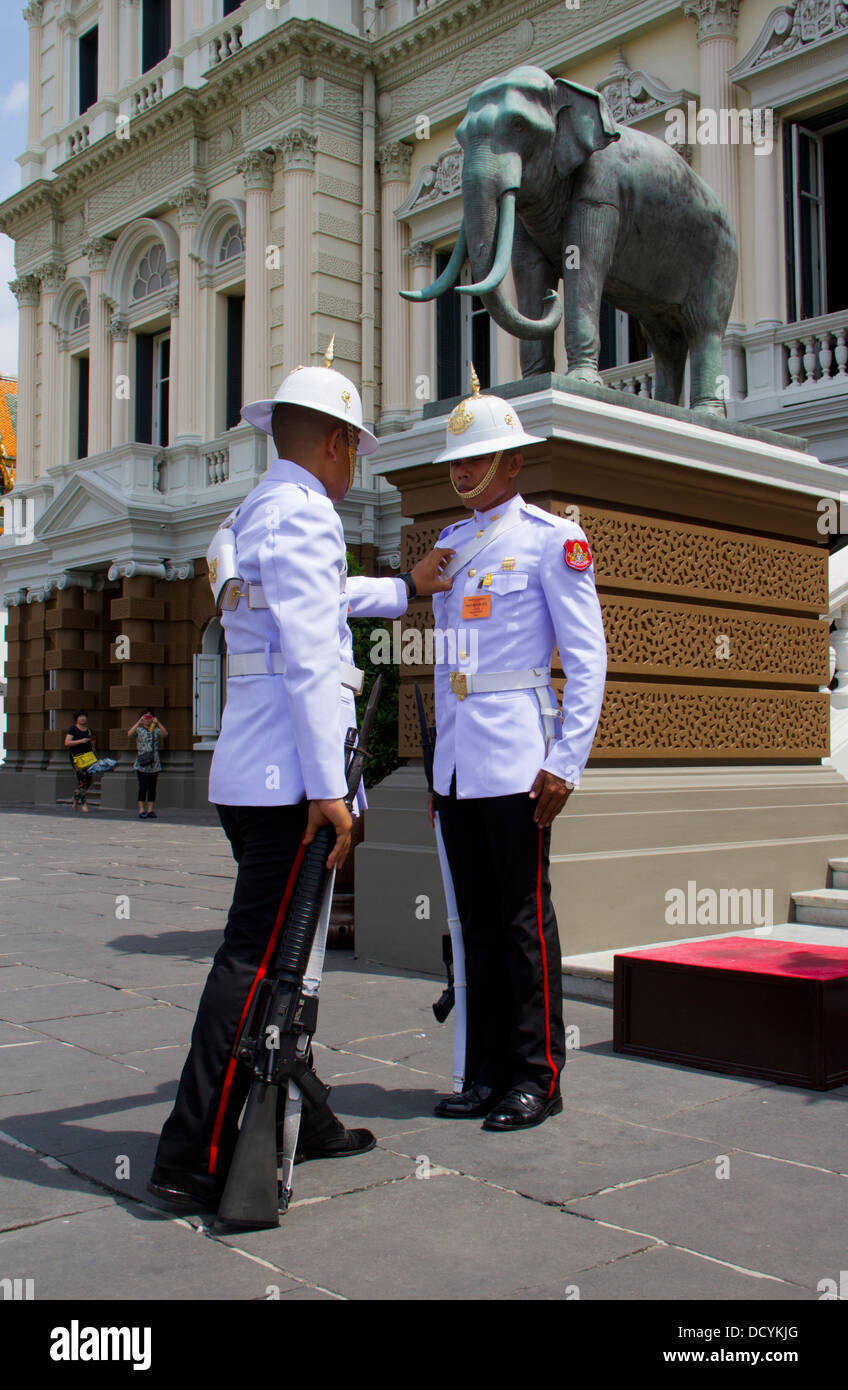 Die Wachablösung im Grand Palace Komplex, im Herzen von Bangkok, Thailand. Der Palast wurde die offizielle resid Stockfoto