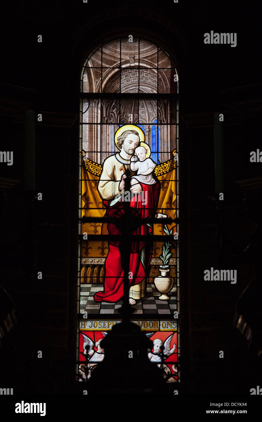 Glasfenster im Saint Nicholas Church (Niederländisch: Sint Nicolaaskerk) in Amsterdam, Holland, Niederlande. Stockfoto