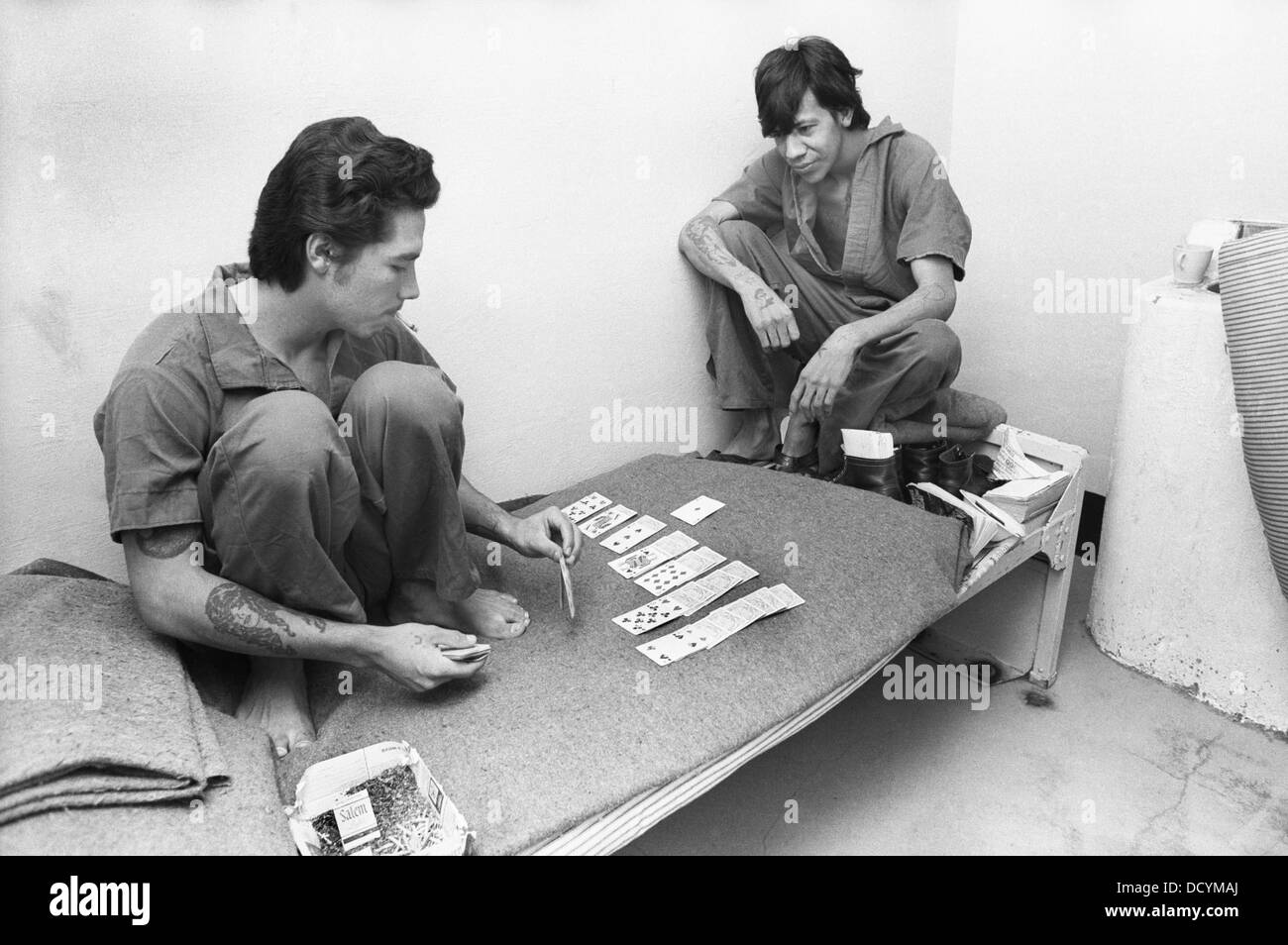 Gefangene in die maximale Sicherheit-Einheit der New Mexico State Prison spielen Karten zum Zeitvertreib in sechs Fuß von neun Fuß Zelle. Stockfoto