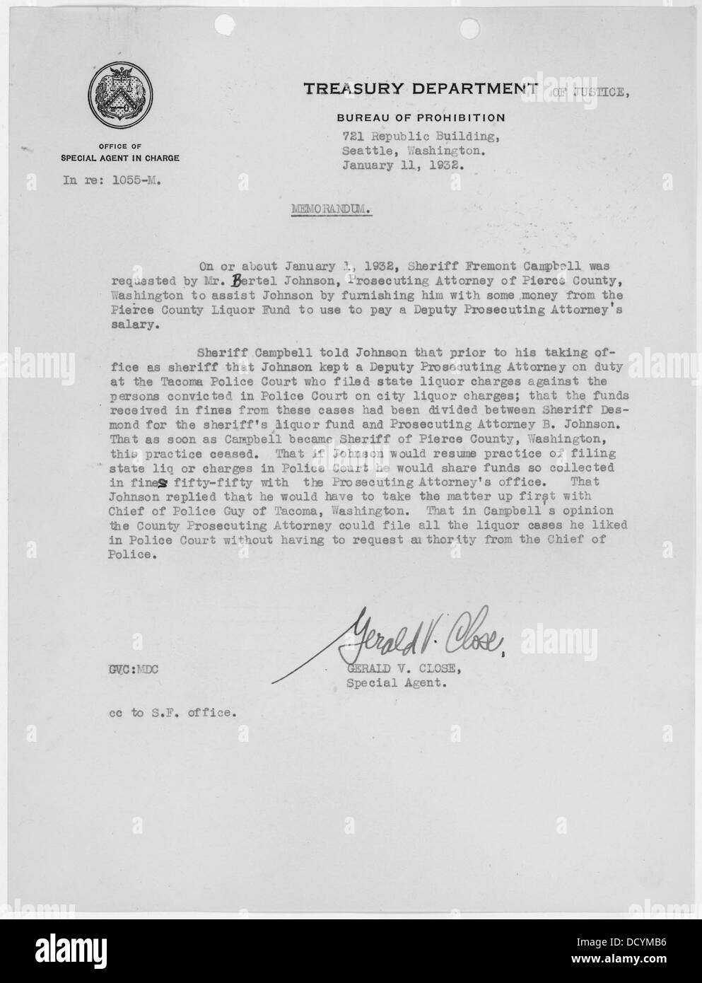 Dieses Memo beschreibt ein Gespräch zwischen Sheriff Fremont Campbell und Bertel Johnson, Staatsanwalt von Pierce County. In dem Dokument werden Diskussionen über Strafverfolgungsangelegenheiten in der Grafschaft beschrieben. Stockfoto