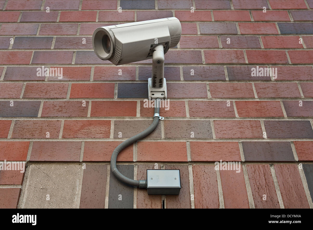 Videoüberwachungskamera an Außenwand eines Gebäudes Stockfoto