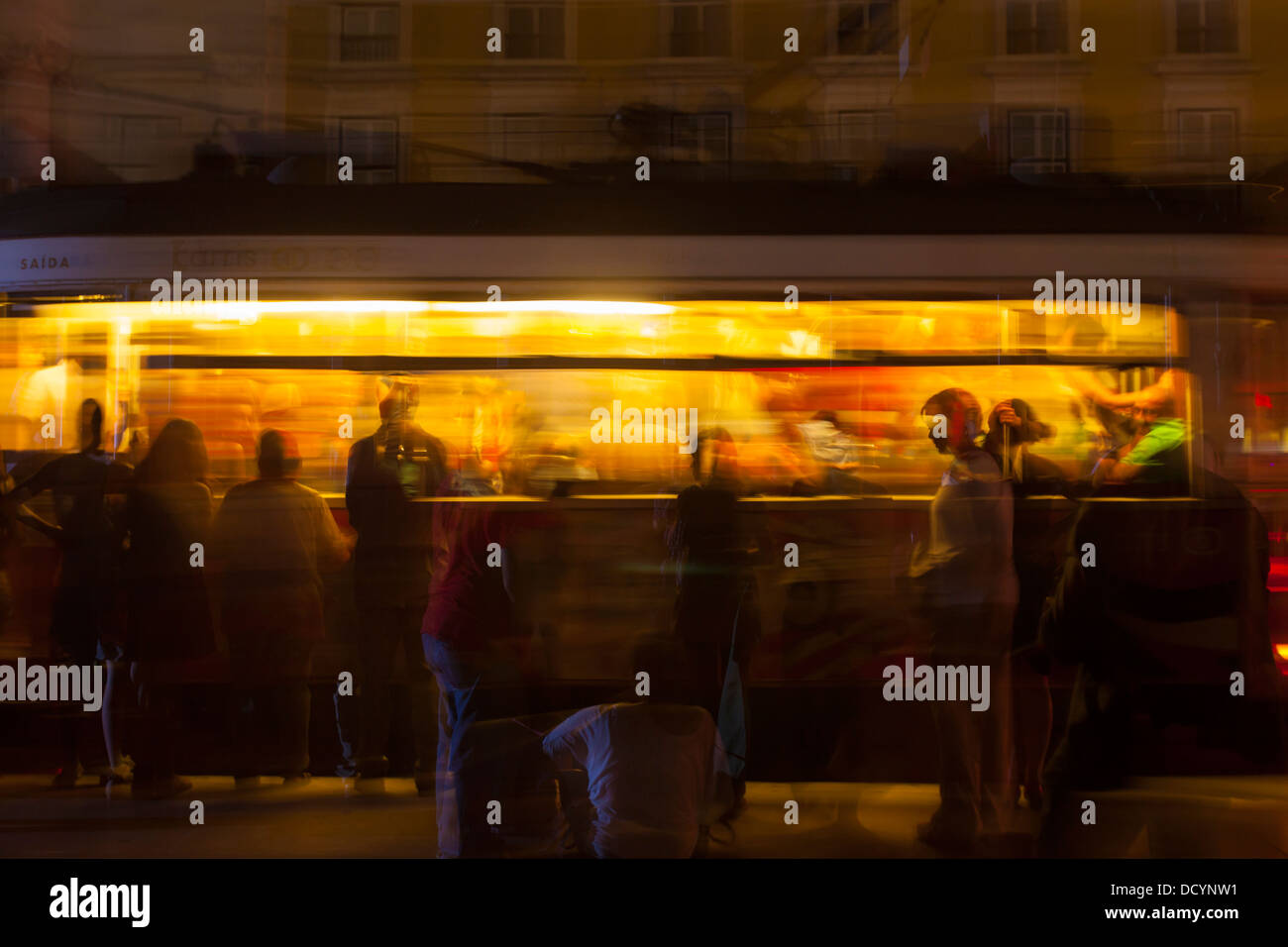 Lissaboner Tram in der Nacht, Portugal. Stockfoto