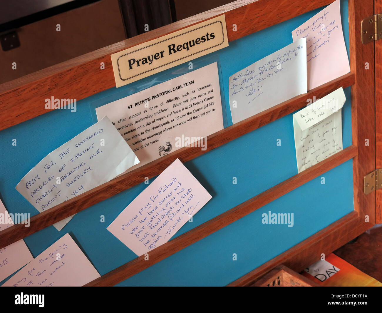 Ein Gebet Anfrage Board mit Notizen in einem Kircheneingang Winchcombe Cotswolds England UK Stockfoto