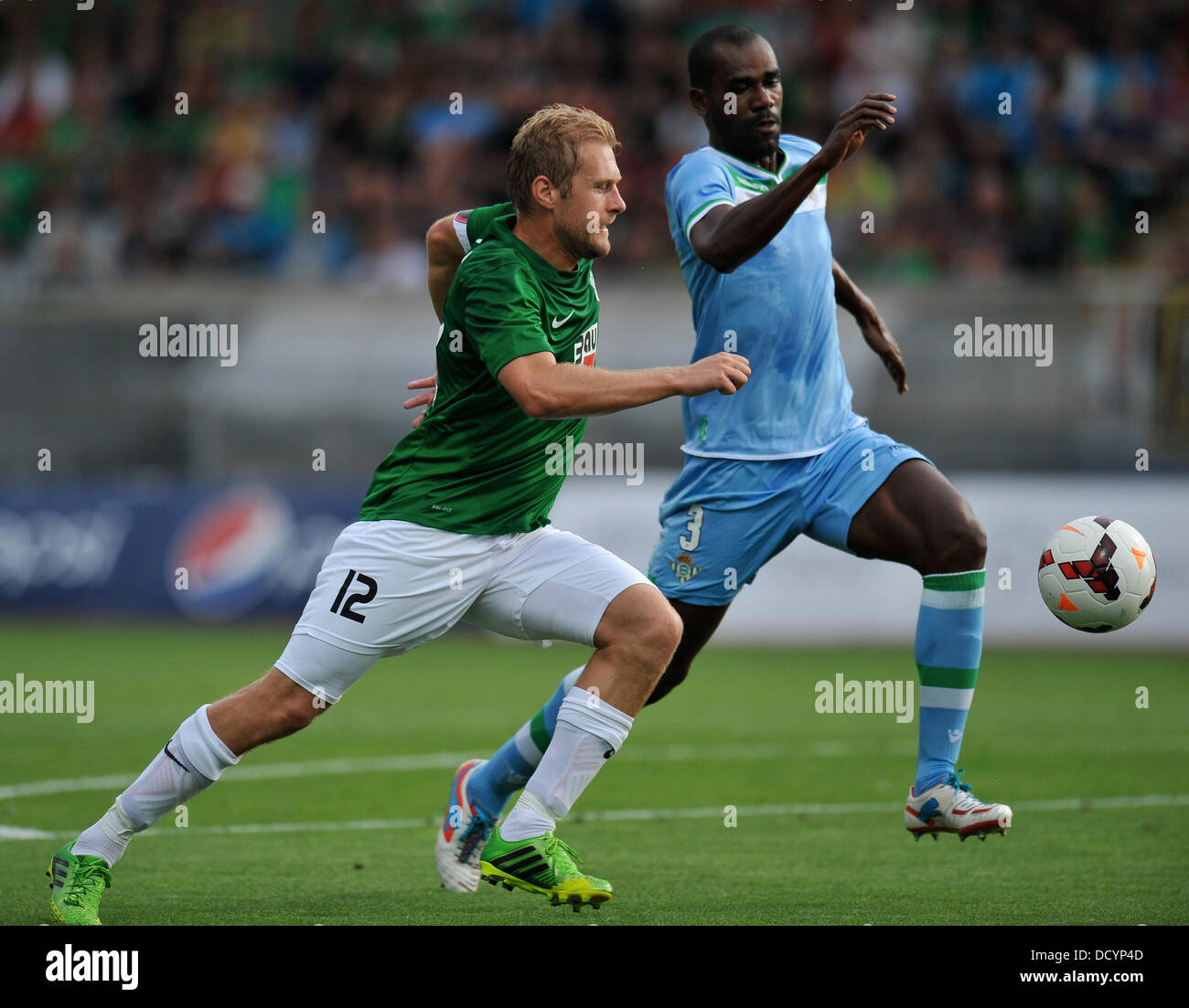 Jablonec nad Nisou, Tschechien. 22. August 2013. Baumit Jablonec´s Karel Pitak, links, Kämpfe um den Ball mit Betis Sevilla Paulo Afonso Santos Junior, rechts, während ihre Play-off Europa League Fußballspiel in Jablonec nad Nisou, Tschechische Republik, Donnerstag, 22. August 2013. (CTK Foto/Radek Petrasek) Bildnachweis: CTK/Alamy Live-Nachrichten Stockfoto