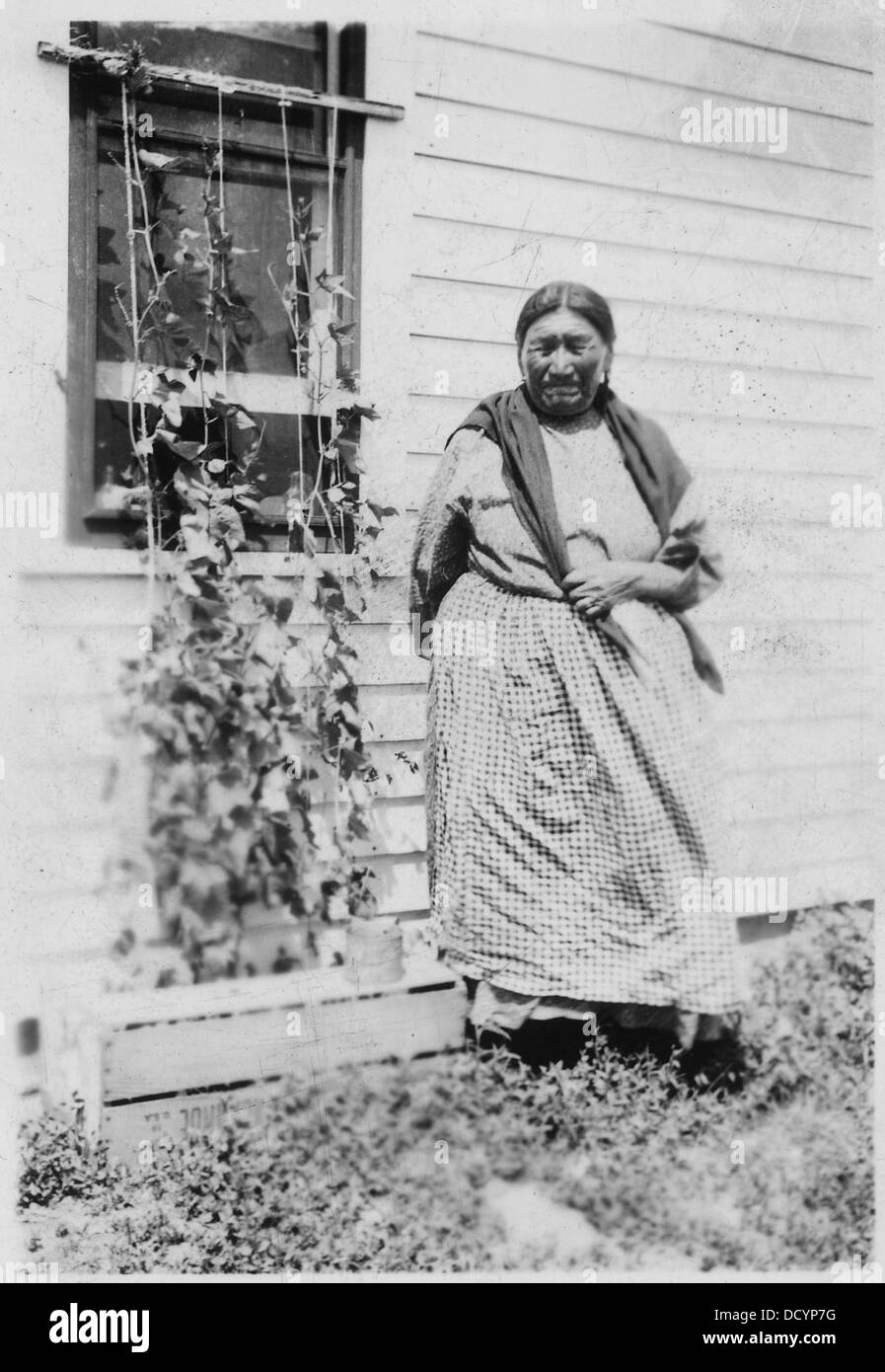Ein Foto von Mrs. Mary Hand, umgeben von Kletterstöcken, zeigt ihre persönlichen Gartenarbeiten und ihre Beziehung zur Natur. Stockfoto