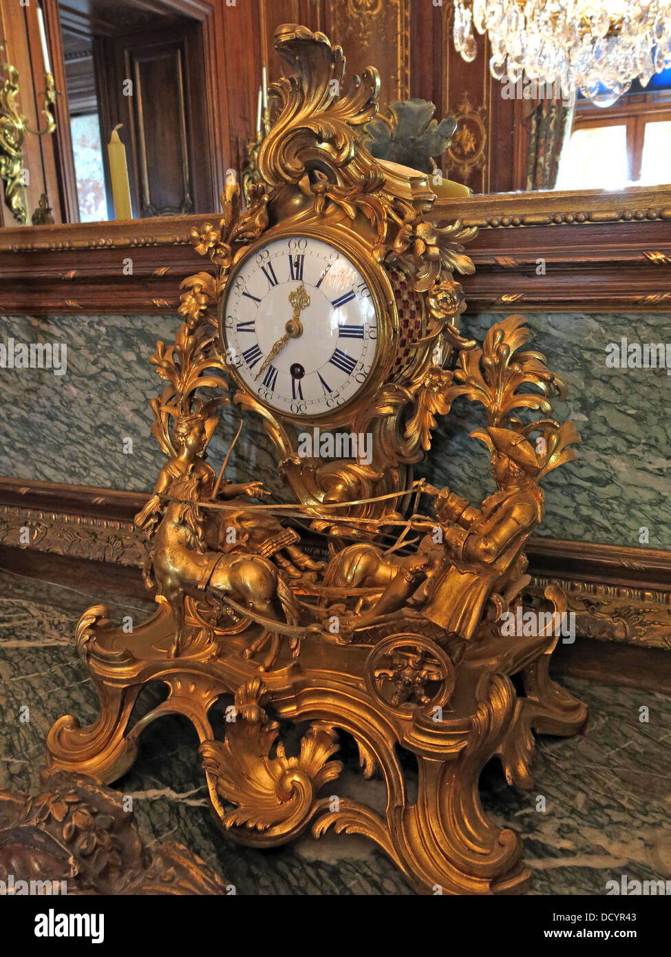 Uhr Gold Kaminsims in Waddesdon Manor, National Trust England UK Stockfoto