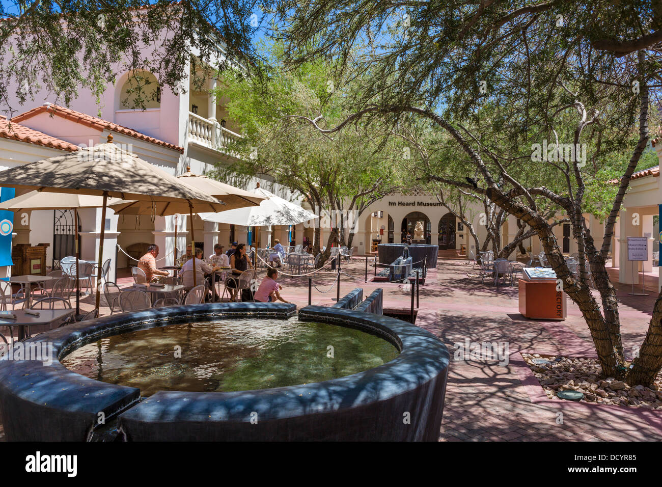 Cafe im Innenhof das gehört Museum der einheimischen Kulturen und Kunst, Phoenix, Arizona, USA Stockfoto