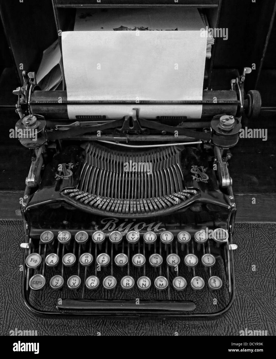 Eine altmodische Schreibmaschine mit einem leeren Blatt Papier für eine neue Nachricht Stockfoto