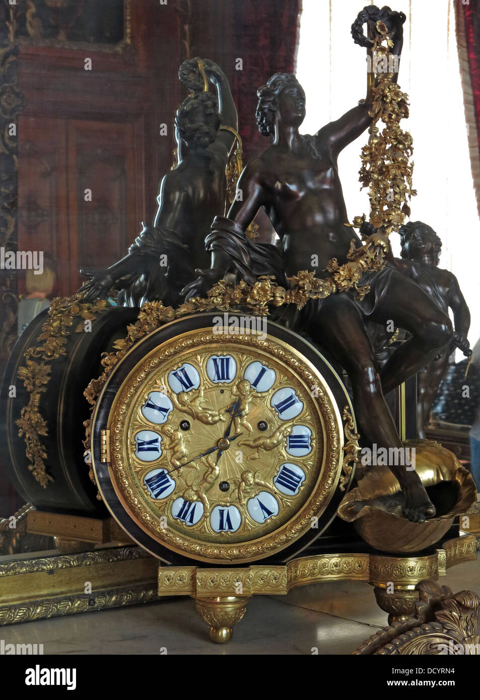 Französische gold Uhr mit schwarzen Bronze-statue Stockfoto