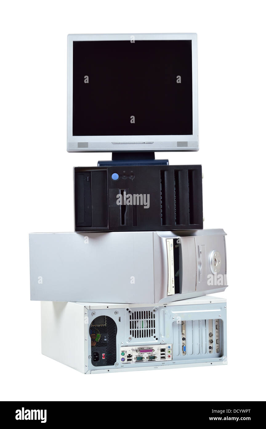 Alte Computer und Elektronik-Altgeräte. Stapeln von alten pc Computer und Monitor isoliert auf weißem Hintergrund. Stockfoto