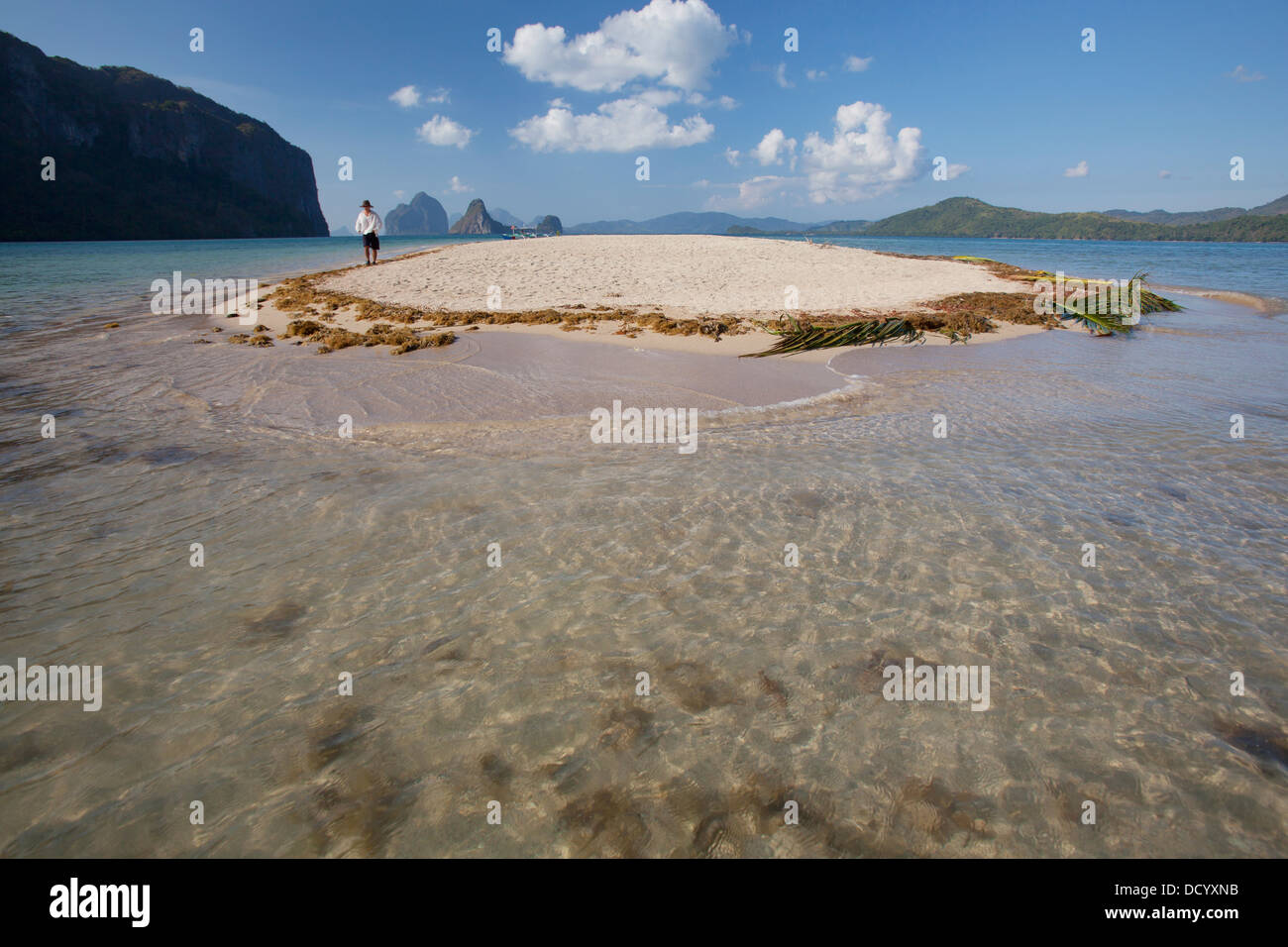 Ein männlichen Touristen Spaziergänge entlang den weißen Sand auf einer kleinen Insel in der Nähe von El Nido; Bacuit Archipel, Palawan, Philippinen Stockfoto