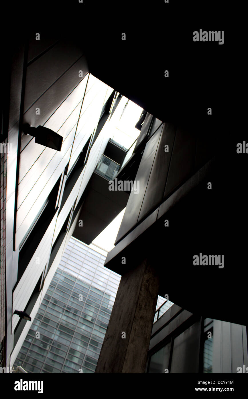 Modernes Gebäude auf der Suche nach oben mit Kontrasten und Schatten Stockfoto