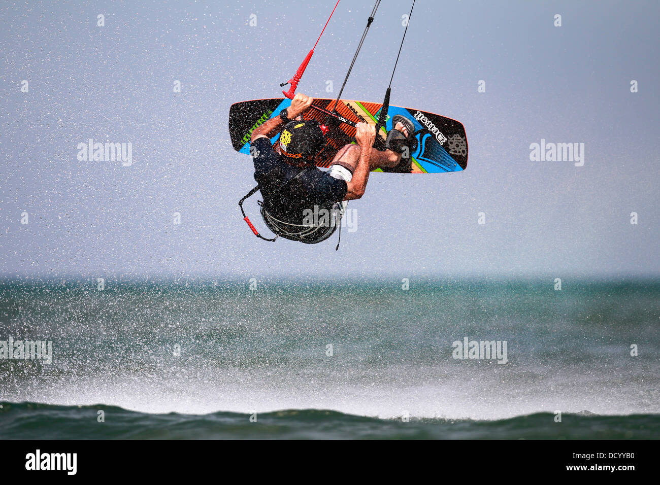 Ein Kiteboarder in der Luft über einem See. Stockfoto